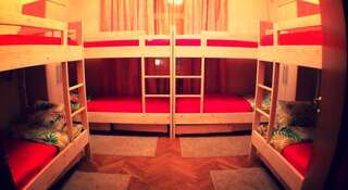 Гостиница Хостел Квадрат Москва Кровать в общем 8-местном номере для женщин-1